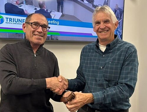 Leon Shapiro and James Wall shaking hands
